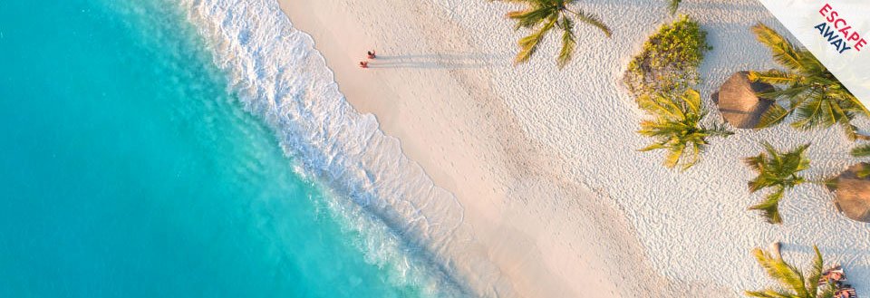 Luftfoto av et tropisk strandparadis med krystallklart vann, hvite sandstrender og palmer.