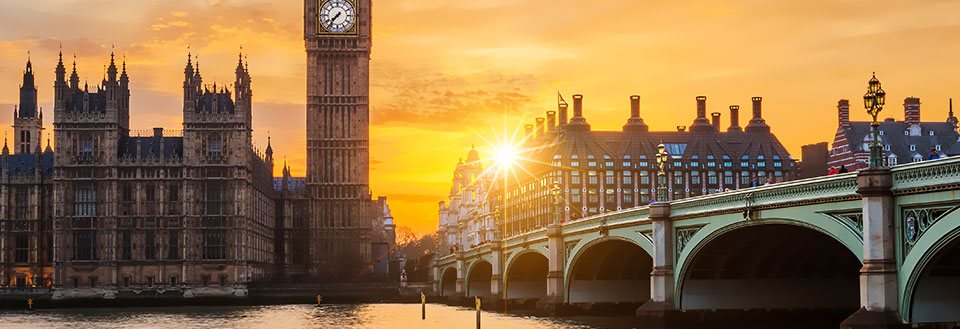Solnedgang bak Big Ben og Westminster Palace i London, sett fra Westminster Bridge.