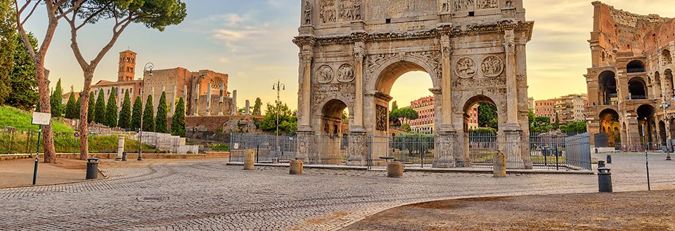 Bildet framviser historisk romersk arkitektur med en triumfbue i forgrunnen og Colosseum i bakgrunnen.
