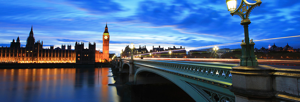 Kveldsbilde av Westminster Bridge og Big Ben i London, lysstråler fra passerende biler.