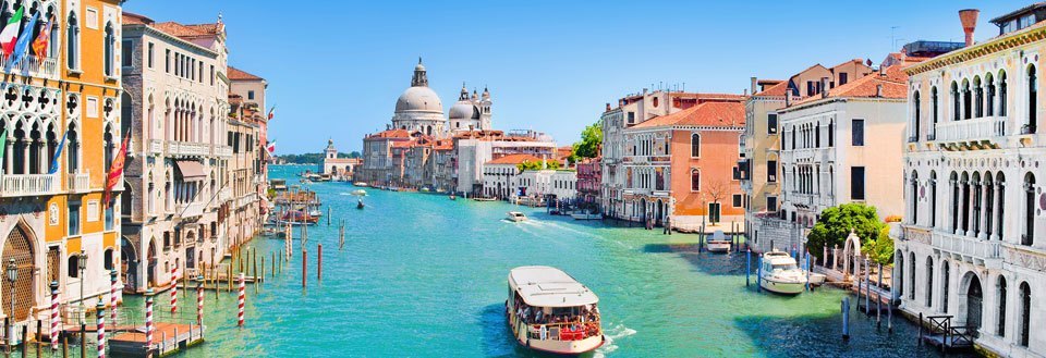 Panoramabilde av Canal Grande i Venezia, omgitt av historiske bygninger og gondoler.