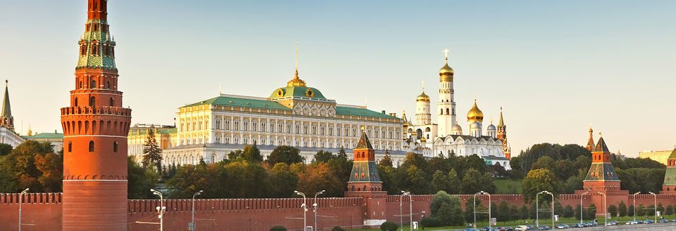 Panoramautsikt over Kreml i Moskva med fargerike spir og historiske bygninger.