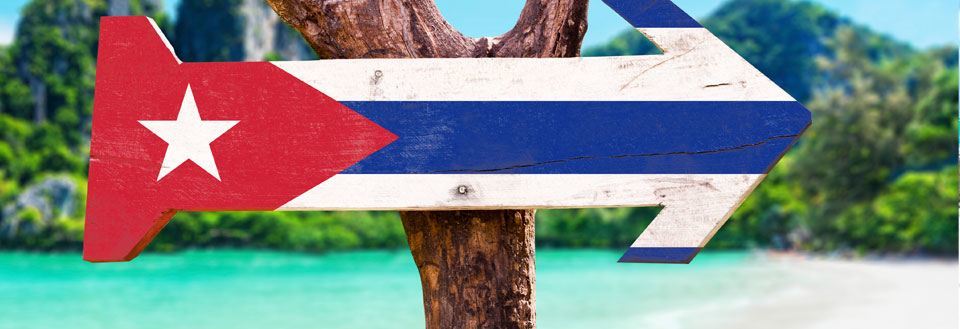 Veiviser-skilt formet som en pil i fargene til det cubanske flagget.