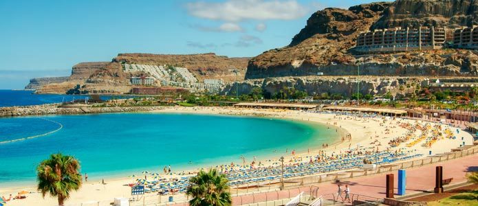Playa de Amadores på Gran Canaria, som revet ut av et postkort