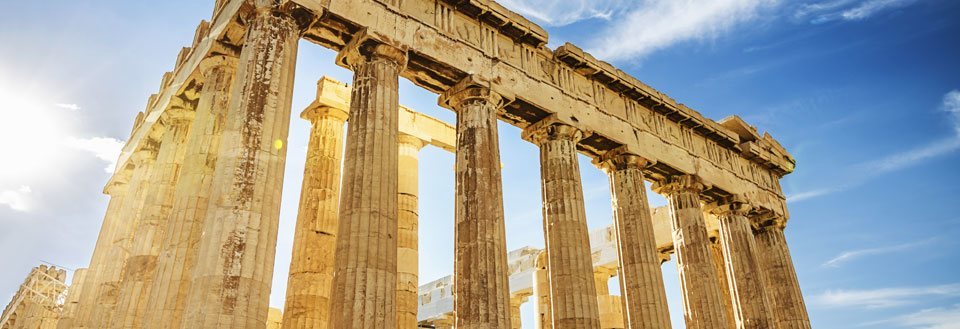 Bildet fremviser de praktfulle ruinene av Parthenon på Akropolis i Athen, opplyst av solen.