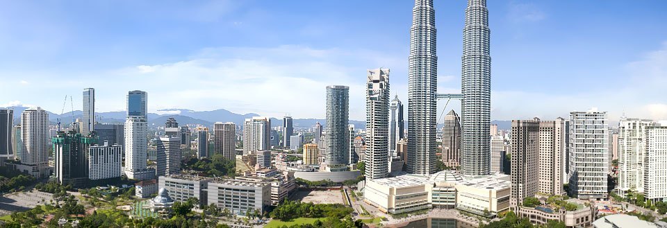 Kuala Lumper, Petronas Towers, høye bygninger, skyskrapere og klar blå himmel.